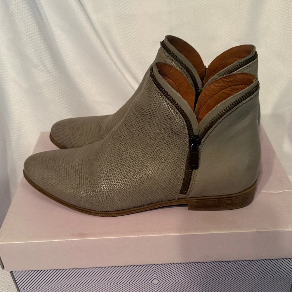 Eric Michael Taupe Lizard Embossed Leather Ankle Boots Grey‎ Size 38 Portugal